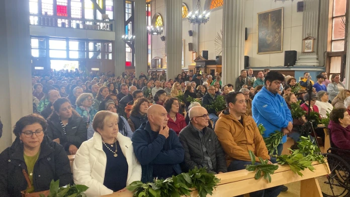 Semana Santa en Puerto Montt comenzó con la liturgia del Domingo de Ramos en la Catedral, presidida por el arzobispo Fernando Ramos Pérez.
